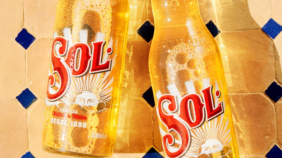 Cervejas Sol produzidas pelo sol.