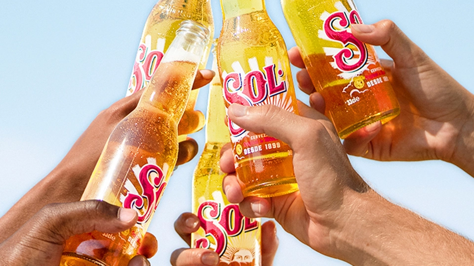 Garrafa de cerveja Sol edição especial produzida com energia solar.