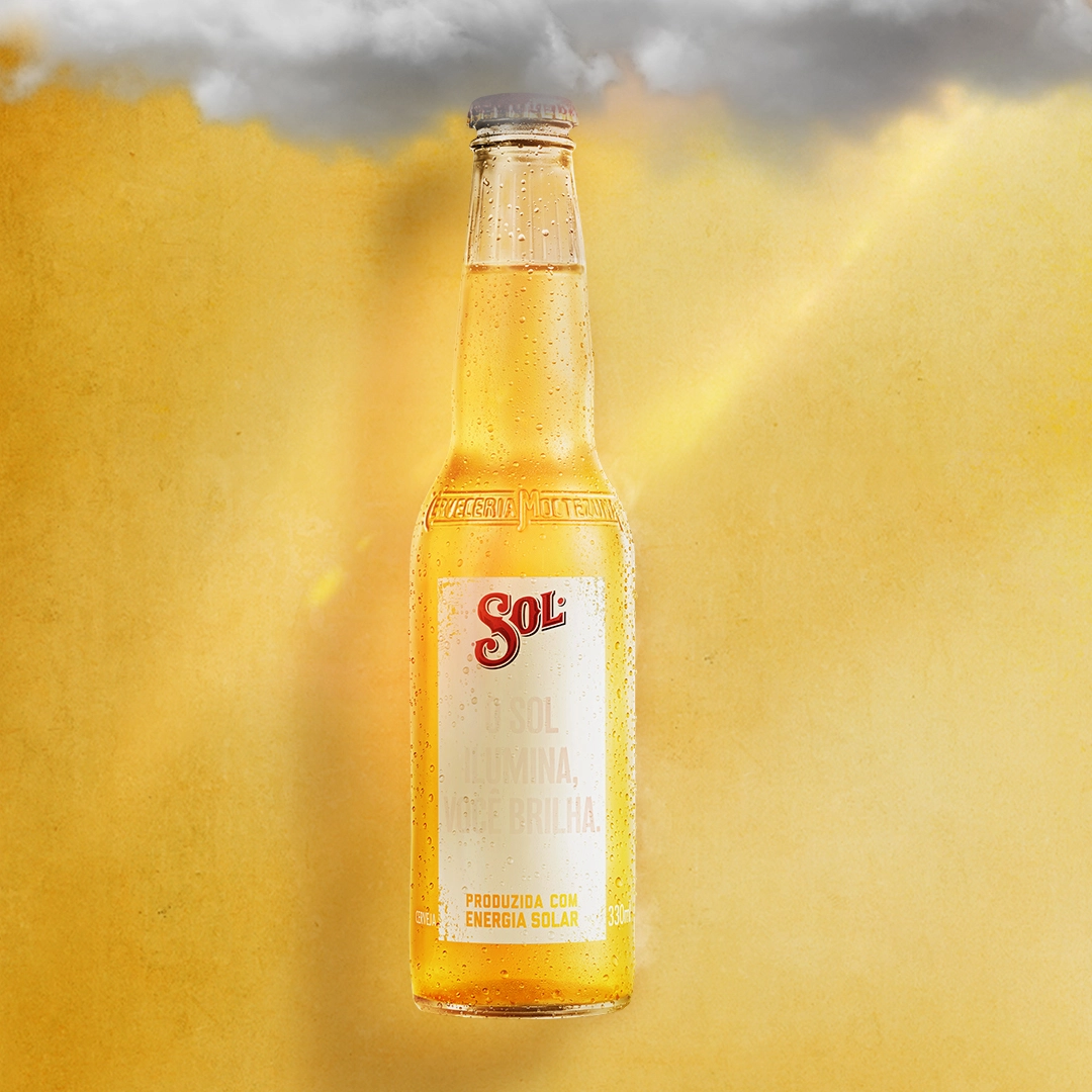 Garrafa de cerveja Sol edição especial produzida com energia solar.